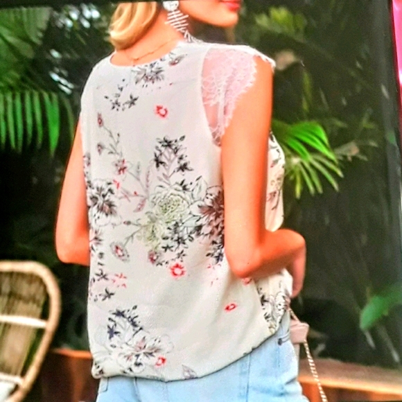🔥Sale!!- 🏖Really pretty lightweight floral top🏝🌈 - Picture 2 of 5